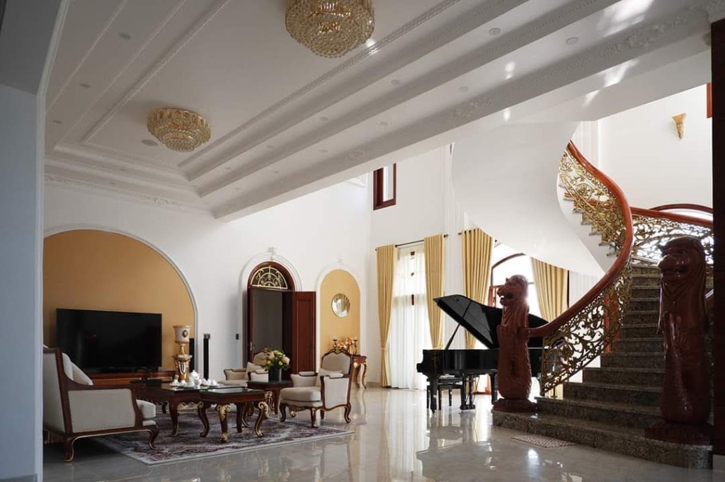 Cầu thang xoắn ốc & Piano