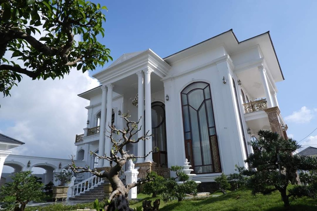 Toàn cảnh sân vườn & đài phun nước
