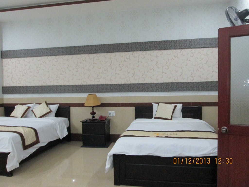 Vách đầu giường dán giấy hoa văn