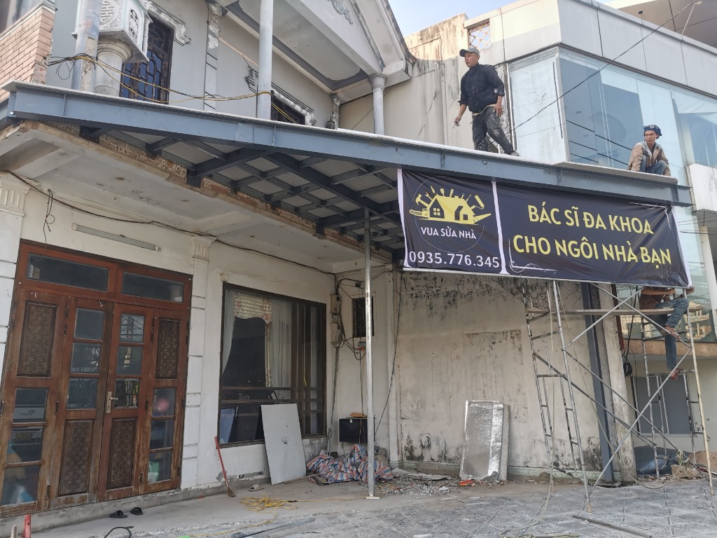 Thợ thi công Vua Sửa Nhà